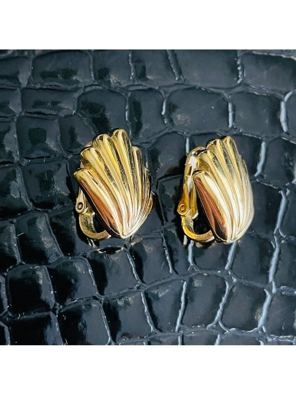 Crown Trifari Vintage Gold Plated Sea Shell Statement Nautical Clip On E… - Picture 4 of 15